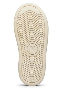 Suola di una sneaker, caratterizzata da motivi ondulati testurizzati in gomma color crema, con un logo circolare inserito al centro e piccoli numeri sottostanti.