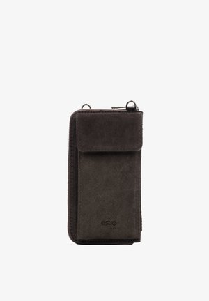 Donkergrijze suède portemonnee met flapsluiting, ritssluiting aan de bovenkant en geperst logo. Strakke lijnen en zachte textuur versterken het minimalistische ontwerp.