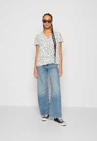 Esprit V NECK - T-shirt con stampa - off white