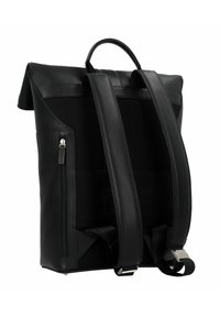 Sac à dos en cuir noir avec un design à rabat, panneaux en maille, bretelles ajustables, poche zippée sur le côté et détails en métal.