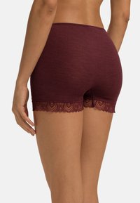 Bordeaux ribbelshorts met kantafwerking. De elastische tailleband en de delicate kantdetails verbeteren de algehele textuur en visuele aantrekkingskracht.