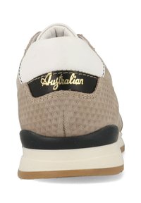 Beige sneaker met een gestructureerde bovenzijde, witte hiel, zwarte accenten en een gouden "Australian" logo aan de achterkant. Rubberen zool met gestructureerde grip.