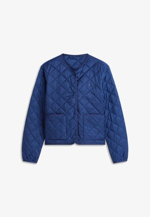 Marineblauwe doorgestikte jas met drukknopen, twee vierkante zakken aan de voorkant en een klein logo op de linkerborst, lange mouwen, ronde hals.