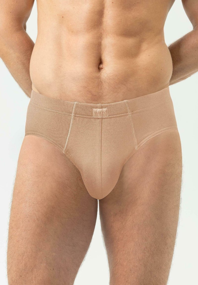 Caleçons pour hommes beige en tissu lisse et extensible. Dotés d'une ceinture douce, d'un design sans coutures et de détails de couture minimaux.