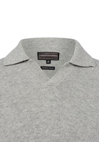 Grau gestrickter Pullover aus Cashmere-ähnlichem Material mit V-Ausschnitt und Kragen. Das Innenetikett trägt die Aufschrift "Finshley & Harding" mit sichtbaren Größen- und Pflegehinweisen.