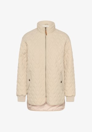 Geacă bej matlasată cu fermoar frontal, guler înalt, două buzunare cu clapetă și capse, manșete tricotate și tiv curbat mai lung în partea din spate.