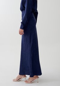 TUSSAH HOLLY - Dolgo krilo - navy jacquard