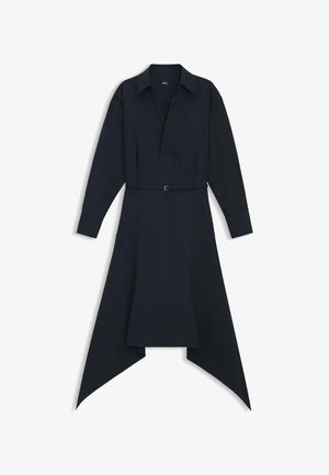 Granatowa sukienka z długim rękawem, kołnierzykiem w szpic, talią z paskiem i asymetrycznym dołem w formie chusteczki.