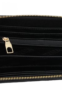 Zwart portemonnee interieur met gouden rits en hardware, meerdere vakken voor kaarten, gestructureerde voering en een compartiment voor munten of briefjes.