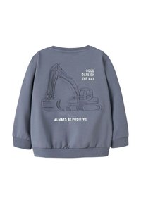 Pelēks sporta krekls ar faktūrētu ekskavatora dizainu uz muguras. Iekļauj tekstu "LABAS DIENAS IR CEĻĀ" un "VIENMĒR BŪT POZITĪVIEM" baltā krāsā.