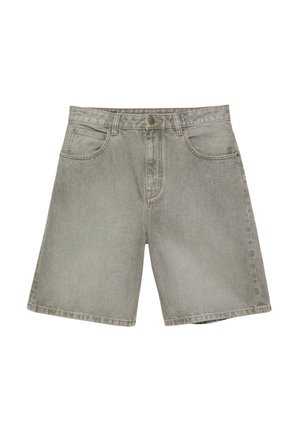 Graue Denim-Shorts mit vorderer Knopfleiste, Reißverschluss, Gürtelschlaufen und Fünf-Taschen-Design, flach auf weißem Hintergrund ausgelegt.