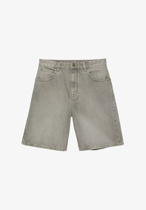 Shorts en jean gris avec bouton à l'avant, fermeture éclair, passants pour ceinture et design à cinq poches, posés à plat sur un fond blanc.