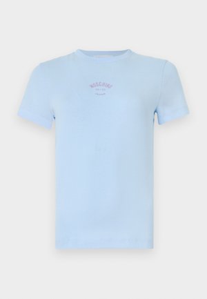 Lyseblå kortærmet t-shirt med rund hals og lille pink tekst "Moschino Jeans 86-28" centreret på brystet.