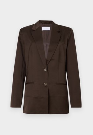 Brun blazer laget av glatt stoff. Har en hakket krage, enkelt knappefeste, to frontlommer og en brystlomme-detalj.