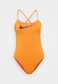 Svijetlo narančasti jednodijelni kupaći kostim s crnim Nike logotipom, sa križanim trakama i ružičastim bočnim akcentima za sportski izgled.