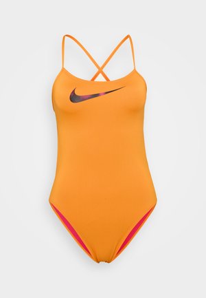 Maiô inteiro laranja brilhante com o logotipo preto da Nike, apresentando alças cruzadas e detalhes em rosa nas laterais para um visual desportivo.