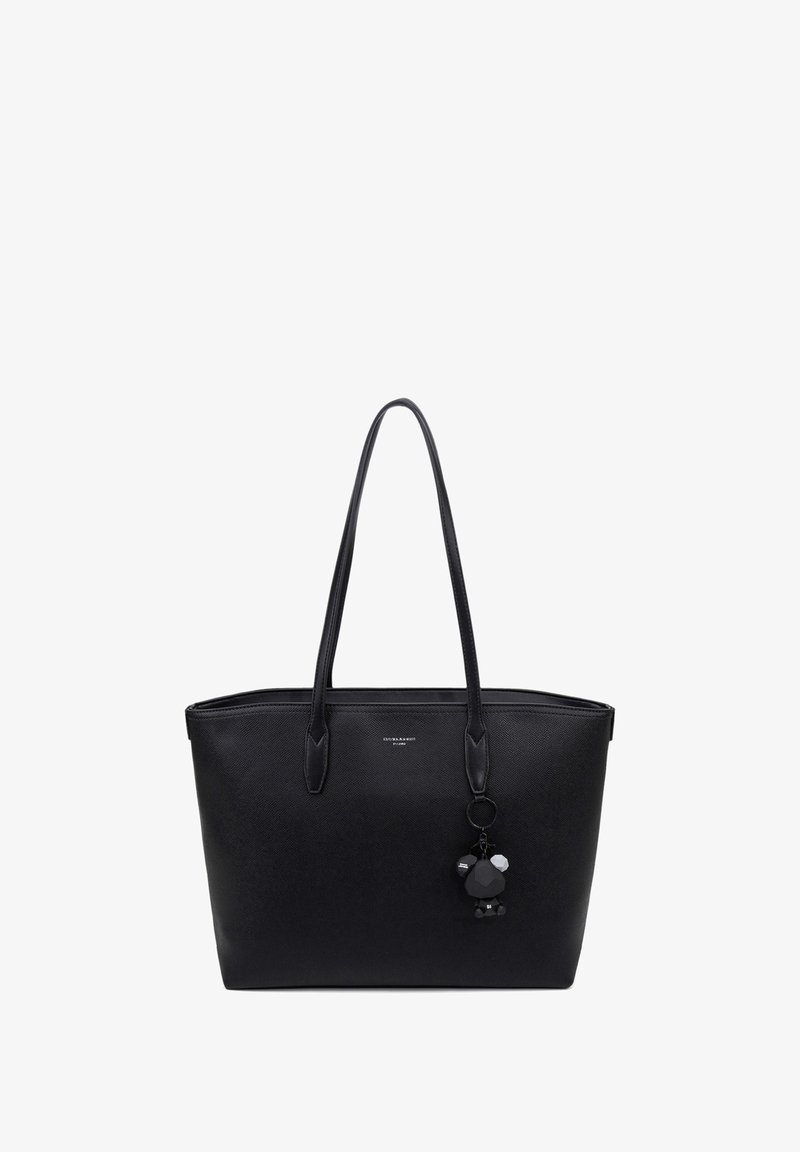 Zwarte tote bag van textuur materiaal, slanke handvatten, een rechthoekige vorm en een decoratieve charm met geometrische vormen en accenten.