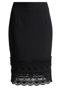 Schwarzer Bleistiftrock aus glattem Stoff, mit kunstvollem Spitzenbesatz am Saum, der gezackte Kanten und mehrlagige Designdetails aufweist.