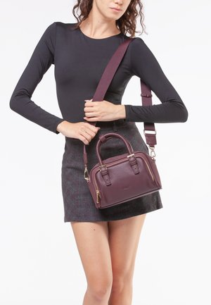 Borsa a tracolla in pelle testurizzata color bordeaux con manici doppi e tracolla removibile. Caratterizzata da hardware e zip in tonalità oro. Design strutturato.