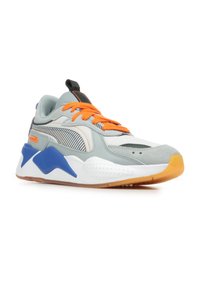 Sneaker sportivo grigio con lacci arancioni, dettagli blu, una sovrapposizione grigia texturizzata, pannelli in rete e una suola intermedia bianca con suola in gomma color cuoio.