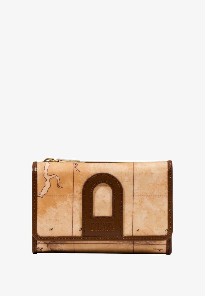 Portafoglio in similpelle texture con un motivo a mappa color tan. Presenta un accento in pelle marrone e una chiusura a zip nella parte superiore.