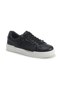 Tenis cu un accent texturat, din piele neagră, cu șireturi negre și o talpă din cauciuc alb. Prezintă detalii metalice și logo-ul brandului pe latură.