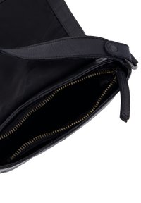 Czarna torebka na ramię z gładkim skórzanym uchwytem, zamknięciem na zamek błyskawiczny i złotym detalem zamka. Wnętrze wykończone jest miękkim, czarnym materiałem.