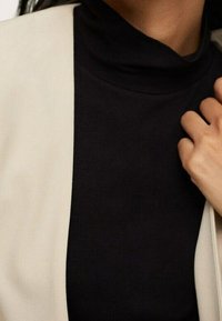 Mango Abrigo corto - beige