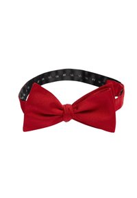 Röd tygfluga med en texturerad yta, med en mittknut och ett justerbart svart band. Klassisk rektangulär form.