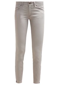Jeans grigi chiaro, aderenti, con una texture liscia, cinque tasche, chiusura a pulsante e cerniere alle caviglie per una vestibilità regolabile.