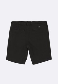 Shorts neri realizzati in tessuto con una texture liscia, dotati di una vita standard, due tasche posteriori e un'etichetta con logo sul retro.