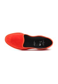 Scarpa slip-on in suede rosso con punta arrotondata e rifinitura elastica per una migliore vestibilità. L'interno è nero e presenta una soletta imbottita per il comfort.
