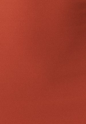 Textiel met een gladde textuur in een effen roestkleur, met een matte afwerking en zonder zichtbare patronen of bevestigingsmiddelen.