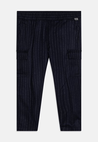 Pantaloni cargo blu navy con strisce verticali bianche, dotati di una vita elastica, tasche laterali e una tasca a toppa sulla gamba.