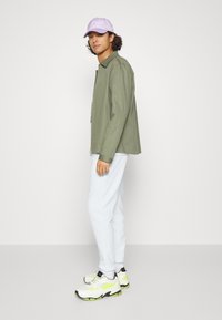 BOSS SESTART - Calças de fato de treino - white