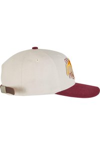 Creme kasket med burgundy skygge, med broderet design foran. Justerbar rem med metalspænde bagpå.