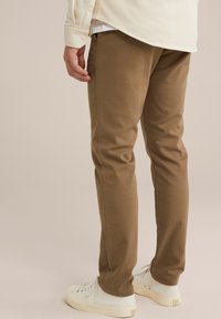WE Fashion SLIM FIT - Hlače chino - brown