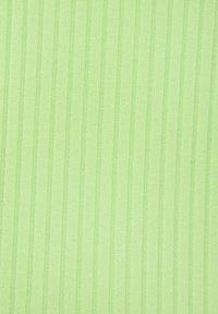 Lichtgroene stof met smalle verticale strepen. De textuur is glad met een licht verhoogd patroon. Geschikt voor verschillende toepassingen.