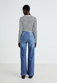 ONLY ONLCHRIS WIDE - Leveälahkeiset - medium blue denim