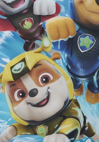 Cartoonfiguren in bunten Outfits, darunter ein Hund mit gelbem Helm, mit Wasserspritzern und blauem Hintergrund. Ausführliche Gesichtsausdrücke.