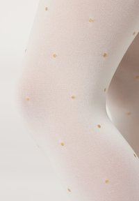 Weiße Strumpfhosen mit glatter Textur, verziert mit kleinen, verstreuten goldenen Punkten, mit einer Nahaufnahme, die das Muster und das Material hervorhebt.