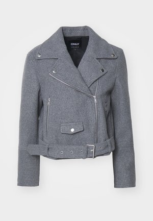 Giubbotto biker in misto lana grigio con zip diagonale, colletto a punta e vita con cintura. Presenta due tasche frontali con zip e dettagli in argento.