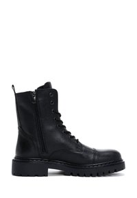 Botas de cuero negro hasta el tobillo con un acabado texturizado, que cuentan con una cremallera lateral, parte frontal de cordones, suela robusta y costuras reforzadas.