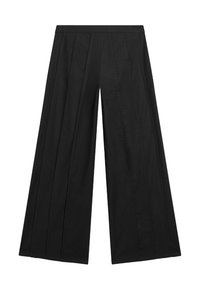 Zwarte wijde broek met een platte tailleband, voorzien van scherpe plooien en een gladde textuur. Geen zichtbare hardware of patronen.
