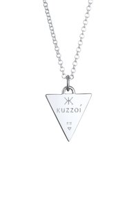 Sølv trekantet pendel på en metal kæde. Graveret med "KUZZOÍ" og "925", med en glat overflade og en lille diamant i bunden.