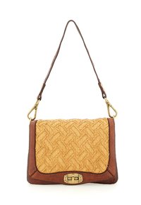 Borsa in pelle marrone e paglia intrecciata con clasp dorato e tracolla removibile.