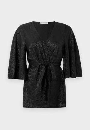 Sorte indpakningstop med korte klokkeforlængelser, tekstureret stof, en bælteknude og en subtil glans. Har en dyb V-halsudskæring og en tætsiddende talje.