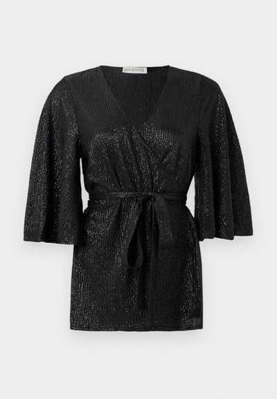 Haut noir à manches courtes en forme de cloche, en tissu texturé, avec une ceinture à nouer et un éclat subtil. Il présente un décolleté en V profond et une taille cintrée.