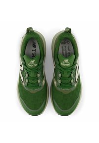 Chaussures de sport vertes avec une tige en mesh texturé, des accents réfléchissants, des lacets et une semelle rembourrée ; arbore le logo "New Balance".