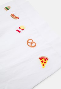 Hvide bomuldsstrømper med farverige broderede madikoner: hamburger, pølsehorn, pomfritter, præzle og pizzaslice. Blød tekstur.